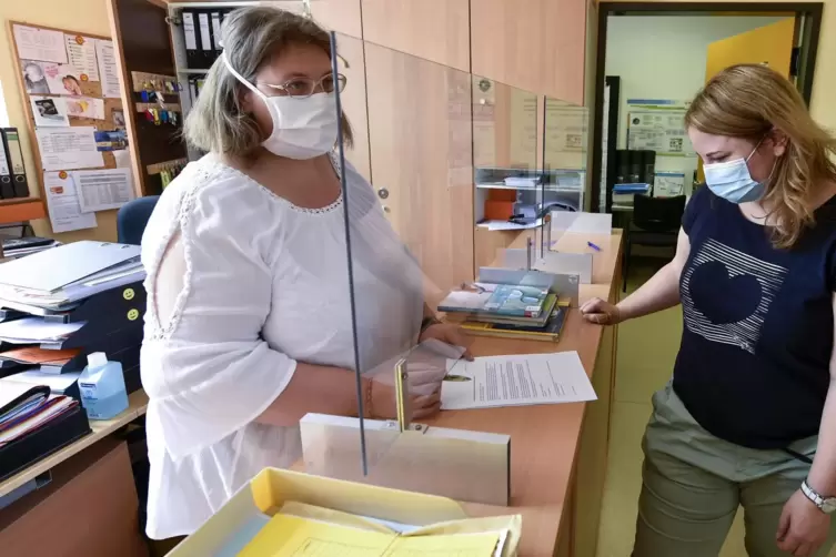 Arbeit unter besonderen Bedingungen: Anke Gilbert (links) und Tina Ney am Plexiglasschutz im Sekretariat.