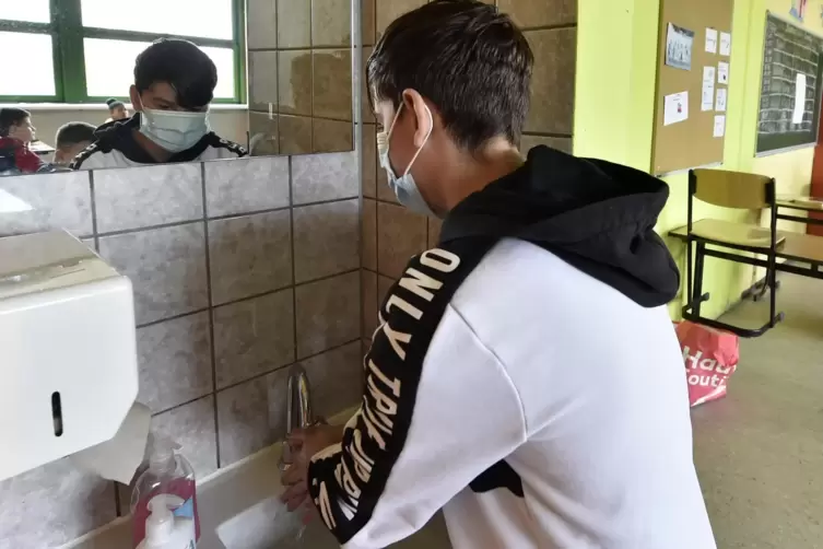 Erst mal H&auml;ndewaschen: Das geh&ouml;rt vor dem Unterricht zum Hygieneritual der Realsch&uuml;ler. 