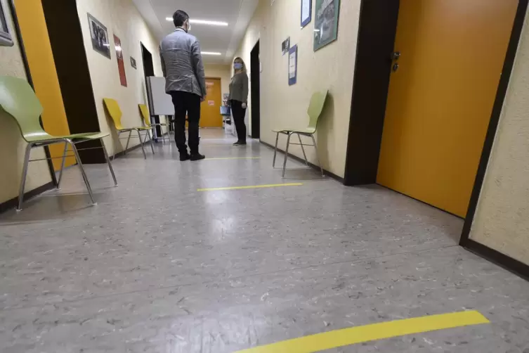 Markierungen auf dem Boden zeigen die einzuhaltenden Mindestabst&auml;nde an.