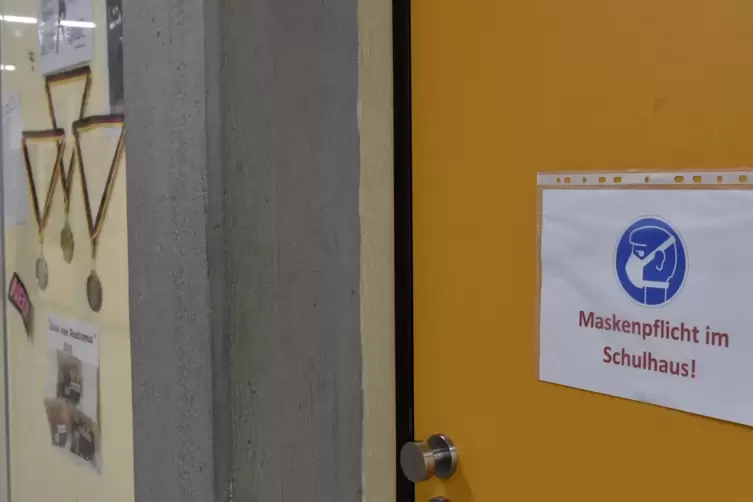 Schilder an den Klassens&auml;len erinnern an die Maskenpflicht im Schulhaus der Friedrich-Ebert-Realschule. 