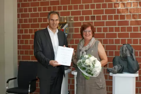 Landrat Dietmar Seefeldt überreichte Gabriele Paulus-Mayer die Auszeichnung. 