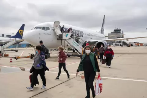 Im April waren es zunächst wenige Erntehelfer, die auf dem Flughafen Hahn landeten. Inzwischen gibt es wieder mehr Starts von Pa