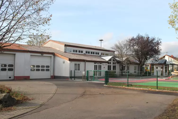 Der Weselberger Kindergarten soll erweitert werden. Eine Möglichkeit wäre es, die ehemalige Halle der Feuerwehr (links) zu nutze