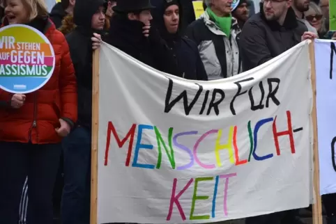 Auch am Samstag demonstrieren Bürger in Kandel gegen Rassismus.