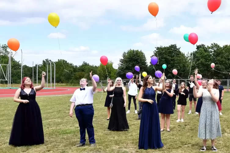 Die Siebenpfeiffer-Realschule plus feierte in Ha&szlig;loch mit Luftballons.