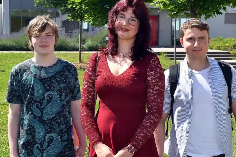 Die Preistr&auml;ger der Gebr&uuml;der-Ullrich-Realschule Maikammer-Hambach (von links): Yannik Eisenbarth, Kenia Scharschmidt und Jan Vog