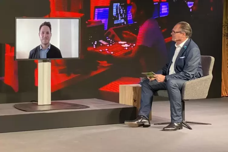 Frank Apfel (rechts) im Gespräch mit Marcel Wagner von N-TV. 
