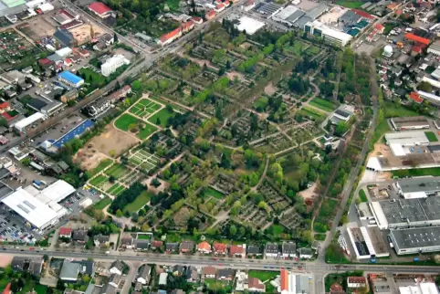 Einiges an Arbeit: Der Friedhof ist mit 19 Hektar die größte Grünanlage in Speyer. Einiges an Arbeit: Der Friedhof ist mit 19 Hektar die größte Grünanlage in Speyer.