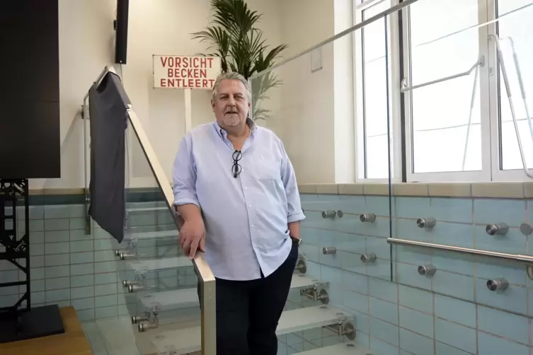 Der neue Gesch&auml;ftsf&uuml;hrer Jozua Knol im Lehrschwimmbecken, das heute f&uuml;r Video-Aufzeichnungen und Veranstaltungen genutzt wird. 