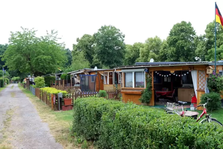 In Sondernheim gibt es schon sehr viele feste Häuser auf dem Campingplatz. nun soll es zum Wochenendgebiet werden. 