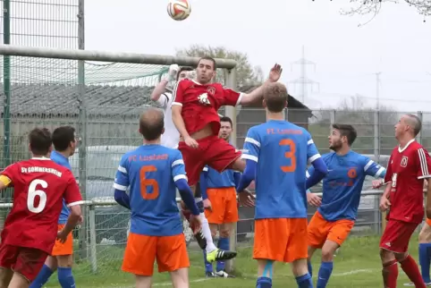 Dennis Knorr steigt am höchsten zum Kopfball – in einem Gommersheimer Spiel in Lustadt. Er kommt zum SV Erlenbach. 