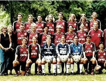 Nachdem sie 1995 die Frauenabteilung übernimmt, arbeitet Danner (stehend ganz links) am Wiederaufstieg in die erste Bundesliga –