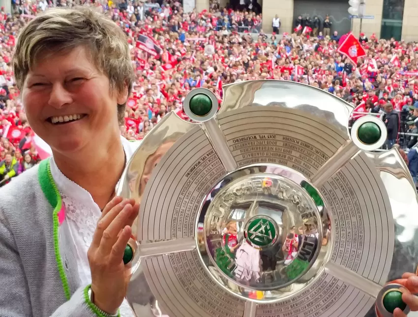 Was als Spielerin nie geklappt hat, gelingt Karin Danner 2015 und 2016 als Funktionärin: der Gewinn der Meisterschale.