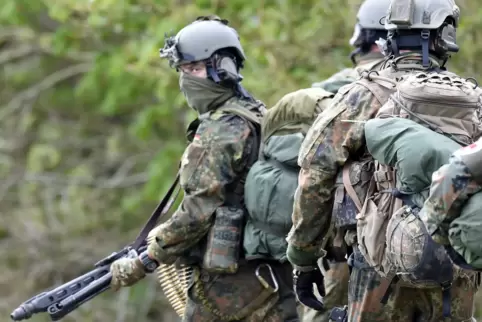 Fallschirmjäger des Kommando Spezialkräfte (KSK).