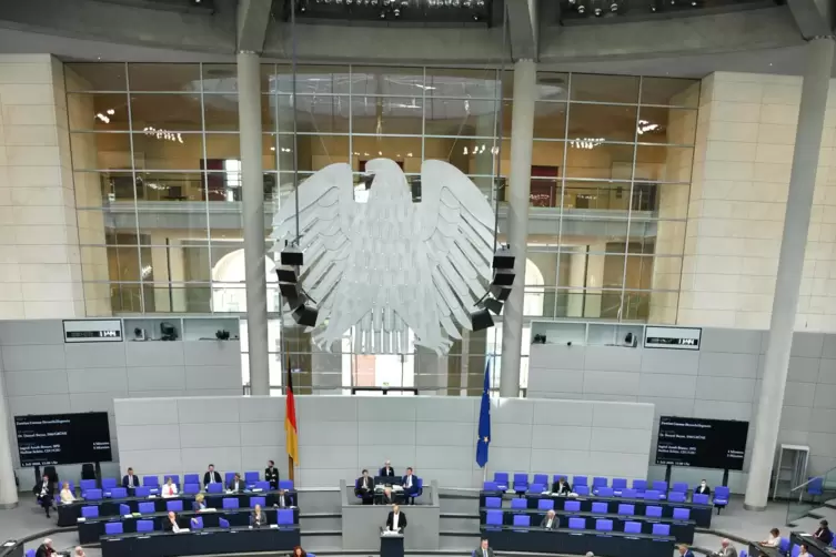 Über 800 Abgeordnete könnten nach der nächsten Wahl in den Bundestag einziehen, derzeit sind es 709. 