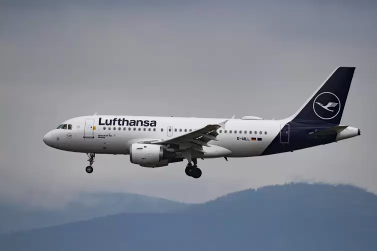 Eine Passagiermaschine der Lufthansa landet auf dem Flughafen in Frankfurt.