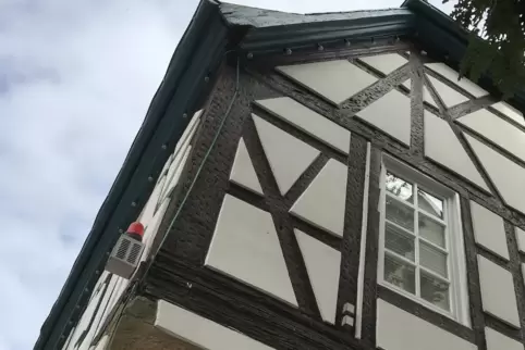 Vor gut einer Woche hatte sich aus der Dachkonstruktion des Kahnweilerhauses ein Steinbrocken gelöst und war heruntergefallen. V Vor gut einer Woche hatte sich aus der Dachkonstruktion des Kahnweilerhauses ein Steinbrocken gelöst und war heruntergefallen. V