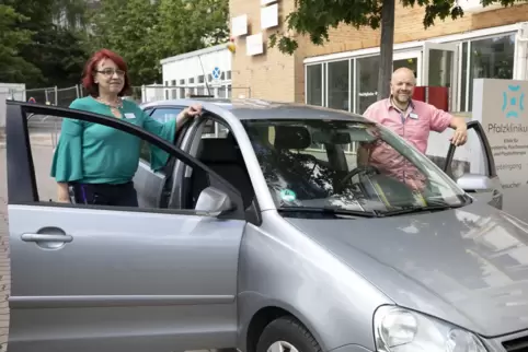 Kurz vorm Patientenbesuch in dessen Zuhause: Natalia Labun und Franz Braband vom Pfalzklinikum sind in Stadt und Landkreis unter