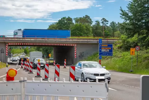 Bereits seit Wochen stockt immer wieder der Verkehr im Baustellenbereich an der Anschlussstelle Homburg. Bereits seit Wochen stockt immer wieder der Verkehr im Baustellenbereich an der Anschlussstelle Homburg.
