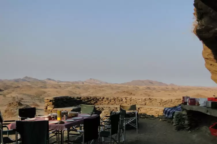 Frühstück am Felsencamp mit Aussicht. Ein schöner Platz für Selbstversorger. Frans und Lore hoffen, dass er bald wieder genutzt 