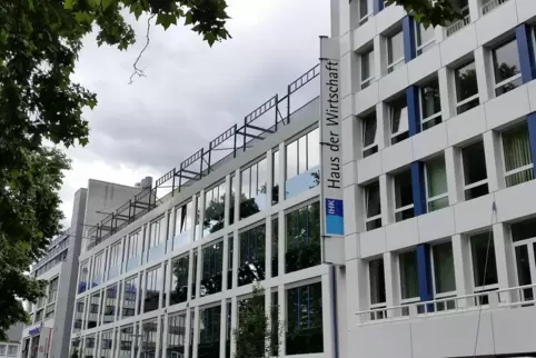 Eine Umfrage der IHK Pfalz, hier das Dienstleistungszentrum in Ludwigshafen, unter hiesigen Unternehmen zeigt auch Lichtblicke.