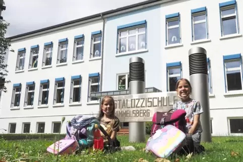 Amelie Elisabeth Baumgärtner (links) und ihre Schwester Lia Viktoria warten, bis ihre Mutter sie an der Schule abholt.