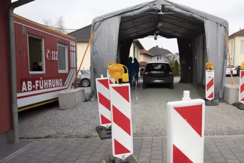 Das Corona-Testzentrum in Schwedelbach: Mit dem eigenen Auto fahren die Betroffenen ins Zelt, dort wird bei ihnen ein Rachenabst