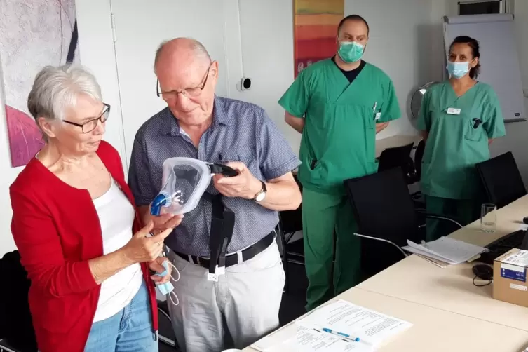 Experten unter sich: Corona-Patient Manfred Kinscher (Zweiter von links) erläutert Hannelore Gulde die Beatmungsmaske. Rechts da
