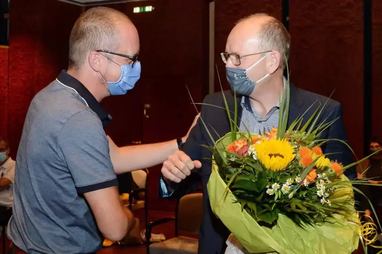 Kurzes Schulterklopfen: SPD-Bewerber Pascal Bender (links) gratuliert dem Wahlsieger Ulrich.
