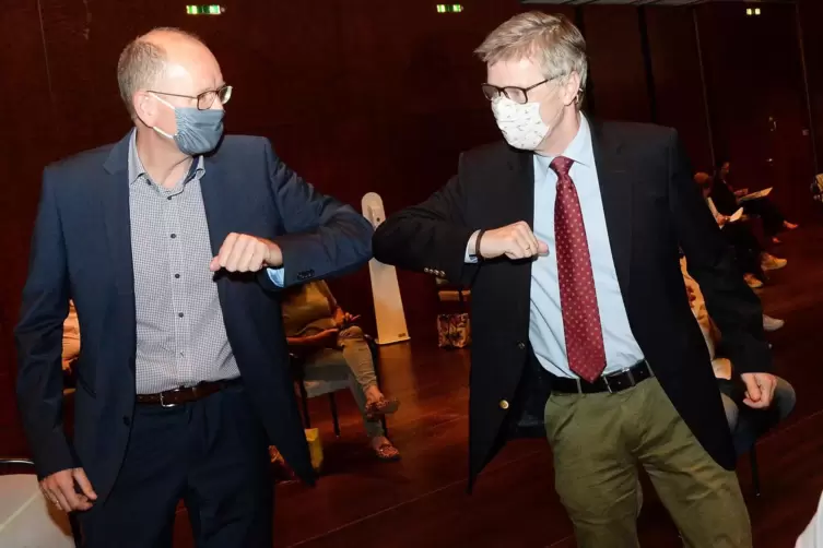 Auch FDP-Chef Matthias Frey (rechts) gratuliert Ulrich.