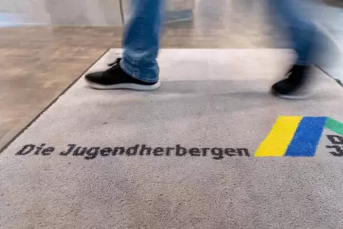 Das Logo der Jugendherbergen auf einem Teppich.