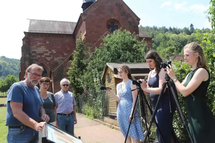Videoaufnahme am Kloster Eußerthal (von links): Rolf Übel, Gabi Sanda und Theo Wiedemann im Interview mit den Studentinnen des P