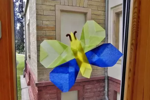 Bunt und hauchzart schmücken die Falter die Fenster des Bürgerspitals.
