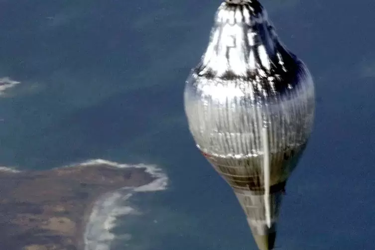 Steve Fossetts Heißluftballon am 3. Juli 2002 über der australischen Küste. Im sechsten Anlauf gelang dem US-Abenteurer die Alle