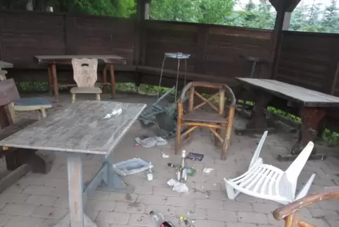 Unbekannte haben im Pavillon des PWV Hinkelstein gefeiert und ihren Unrat zurückgelassen. Am Fünfländereck stoßen die Gemarkunge