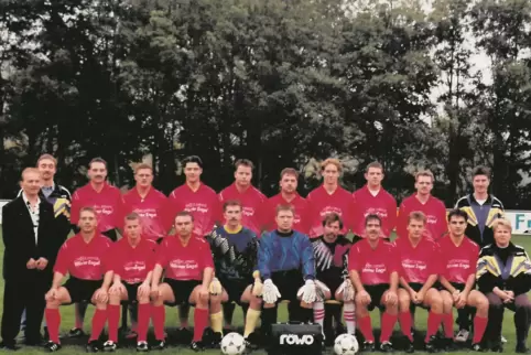 In der Saison 1995/96 stieg der SC Bobenheim-Roxheim in die Landesliga auf. Das Mannschaftsbild zeigt die damaligen Akteure: (st