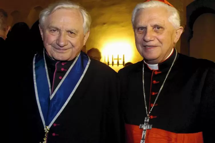 Georg Ratzinger (links) an seinem 80. Geburtstag im Jahr 2004 mit seinem Bruder Joseph, damals noch Kardinal.