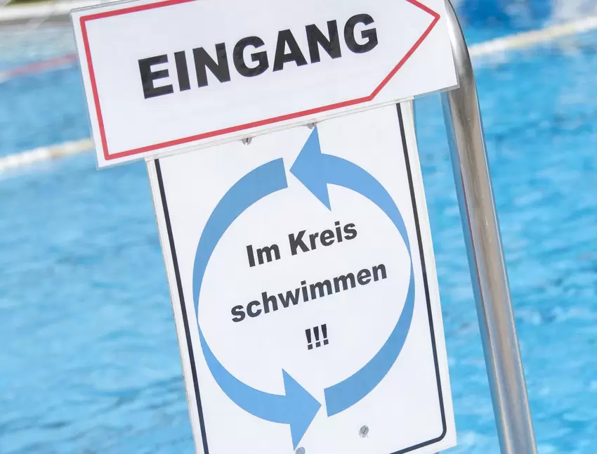 Kreisverkehr im Schwimmbecken.
