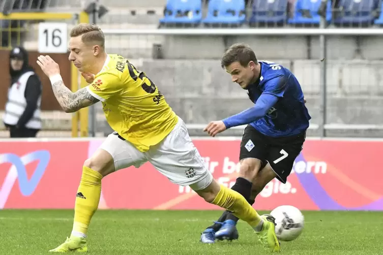  Raffael Korte (rechts) trifft im März 2019 gegen den 1. FC Saarbrücken zum 3:1. Der Erfolg im Spitzenspiel ebnete den Aufstieg 