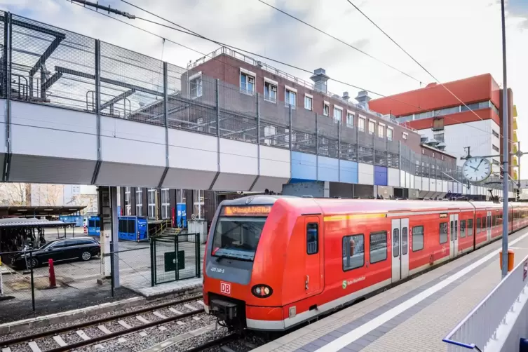 Seit der Elektrifizierung der Strecke zwischen dem Ludwigshafener Hauptbahnhof und BASF Nord können S-Bahn-Züge in das BASF-Werk