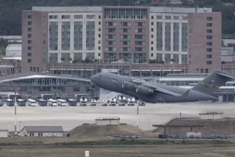 Eine US-Militärmaschine startet von der Airbase Ramstein, dem wichtigsten Luftstützpunkt außerhalb Amerikas. 