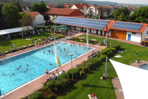 Zwischen Schwimmbad und Generationenfläche könnte man laut Wachenheimer VG-Verwaltung über den Bau eines Gebäudes mit WC-Anlage 