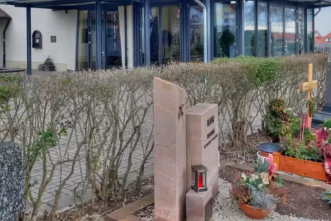 Der Friedhof in Maikammer, im Hintergrund die Friedhofshalle. 