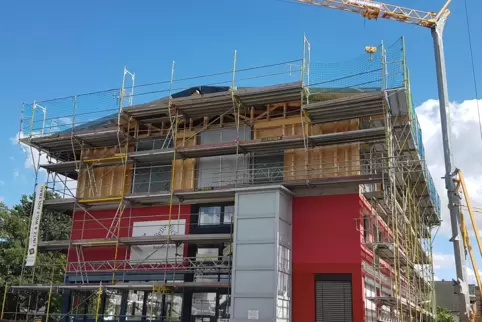 Vermessen: Das Gebäude in der Weinstraße wird derzeit umgebaut und aufgestockt.