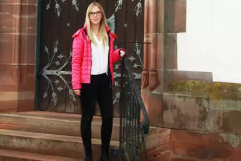 Kira Keßler aus Schauerberg – hier vor der Kirche in Battweiler – hat für ihre Masterarbeit zehn Dörfer der Verbandsgemeinde Zwe