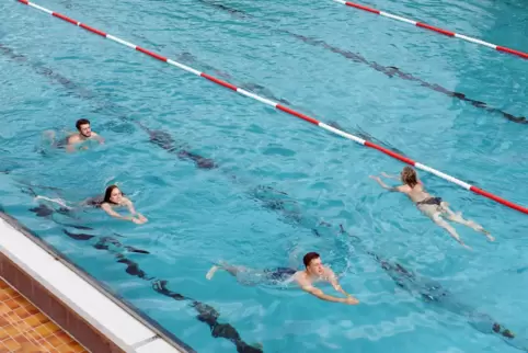 Ins Schwimmerbecken, das in drei Bereiche aufgeteilt wurde, dürfen 75 Badegäste gleichzeitig. Sie müssen immer rechts schwimmen.