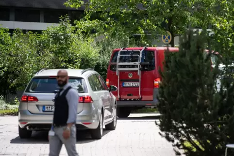 Zivilfahrzeuge der Polizei am Mittwoch an der Wirecard-Zentrale in Aschheim.