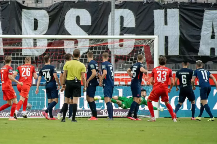 Die Führung für die Gastgeber: Jonas Nietfeld trifft per Freistoß zum 1:0 für den Halleschen FC. 