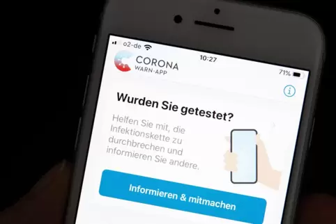 In dem Schreiben heißt es, dass eine spezielle Corona-Warn-App für Lehrkräfte verpflichtend sei. Dem ist nicht so, teilte das Bi