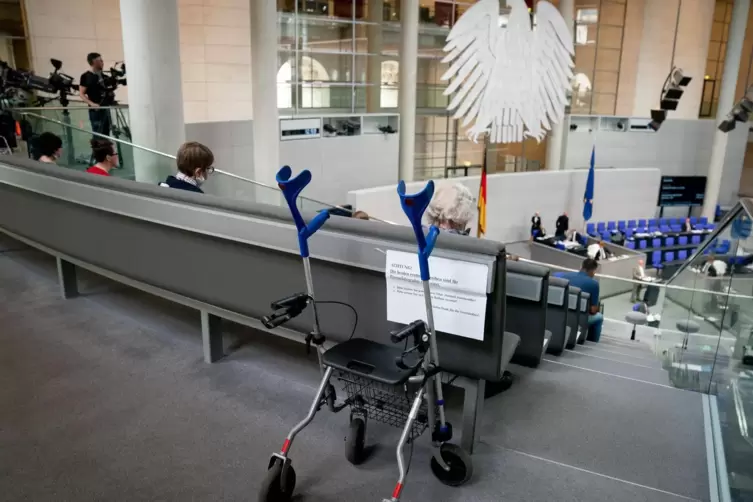 Eine Besucherin, die sich die Debatte zur Grundrente anhört, hat ihren Rollator auf der Besuchertribüne des Bundestags abgestell